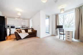 Stunning Double Bed Flat with Private Balcony & Free Parking